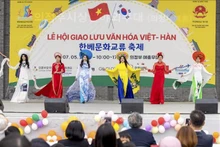 Défilé d'ao dai lors du programme. Photo: VNA