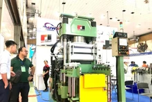 Les exposants présentent des machines, des équipements et des solutions technologiques de pointe. Photo : congthuong.vn