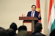 Le Premier ministre vietnamien Pham Minh Chinh prononce son discours de politique générale à l’Université nationale de l’administration publique de Hongrie, à Budapest, le 19 janvier. Photo : VNA.