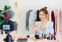 Les vêtements, les chaussures et les cosmétiques sont les produits les plus souvent achetés en ligne. Photo : congthuong.vn