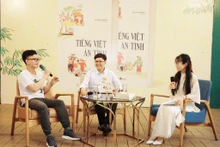 M. Le Trong Nghia (au milieu), fondateur de la page « Tiếng Việt giàu đẹp ». Photo : thoidai.com.vn