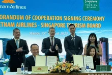 Vietnam Airlines et l’Office du Tourisme de Singapour ont signé un accord de coopération pour la période 2023 - 2025. Photo : NDEL.