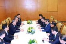 Le Premier ministre Pham Minh Chinh s'entretient avec le Premier ministre chinois Li Qiang dans le cadre de sa visite officielle en Malaisie et de sa participation au 46e Sommet de l'ASEAN et aux sommets connexes à Kuala Lumpur. Photo : VNA. 