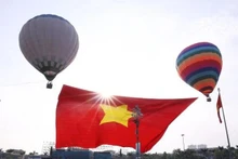 Un drapeau national de 2 025 m² a été hissé dans le ciel de la ville de Vinh.