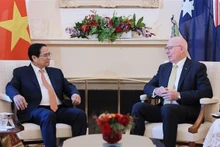 Le Premier ministre Pham Minh Chinh (à gauche) rencontre à Canberra le gouverneur général d’Australie, David Hurley. Photo : VNA.