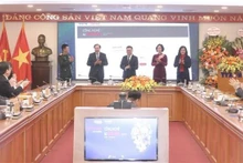 Les délégués inaugurent le site web du concours. Photo : VNA.