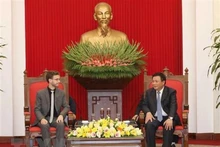 Le directeur de l’Académie politique nationale Hô Chi Minh, Nguyên Xuân Thang, et le secrétaire général du Parti allemand Die Linke, Tobias Bank. Photo : VNA