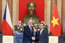 Le Président vietnamien, Vo Van Thuong (à droite), et le Premier ministre tchèque, Petr Fiala. Photo : VNA.