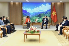 Le Premier ministre Pham Minh Chinh et a directrice nationale de la Banque mondiale (BM) pour le Vietnam, Carolyn Turk. Photo : NDEL.