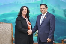 Le Premier ministre Pham Minh Chinh et le vice-présidente de la Banque mondiale pour l’Asie de l’Est et le Pacifique, Manuela Ferro. Photo : VNA.