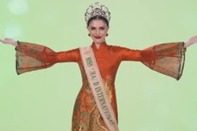 Isabella Menin, la Miss Grand International 2022 présente dans l’emblématique tunique vietnamienne, l’"áo dài". Photo : VTV.vn
