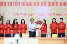 Le Premier ministre Pham Minh Chinh et des footballeuses vietnamiennes. Photo : VNA.