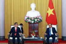 Le Président Nguyên Xuân Phuc (à droite) reçoit le ministre sud-coréen des Affaires étrangères, Park Jin. Photo : VNA.