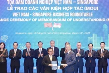 Échange du protocole d'accord de coopération entre Vietnam Airlines et Singapore Airport Terminal Services Limited (SATS). Photo : VNA. 