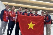 Le tireur Ngô Huu Vuong (4e, droite) décroche la première médaille d'argent du Vietnam lors des ASIAD 19. Photo : VNA.
