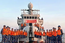 Le navire 20 de la brigade 172 de la région navale 3 a jeté l'ancre dimanche à Makassar, province de Sulawesi, en Indonésie, pour participer au 4e exercice naval multilatéral de Komodo (MNEK-4). Photo : qdnd.vn