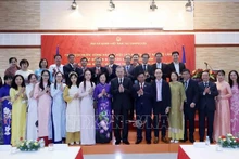 Le président Tô Lâm a rendu visite, samedi après-midi, 13 juillet, à l'ambassade du Vietnam au Cambodge. Photo ; VNA.