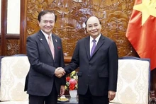 Le Président Nguyên Xuân Phuc (à droite) et le gouverneur de la préfecture de Kanagawa (Japon) Kuroiwa Yuji, en visite de travail au Vietnam. Photo : VNA.