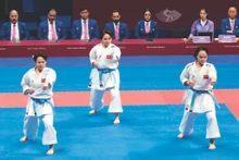 Le trio de kata féminin vietnamien aux ASIAD 19. Photo : VNA 