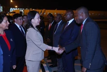 La cérémonie d'accueil de la Vice-Présidente vietnamienne Vo Thi Anh Xuân et sa suite à l'aéroport international de Maputo. Photo : VNA.