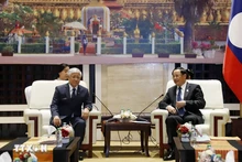 Le Premier ministre lao Sonexay Siphandone (à droite) et le président du Comité central du FPV Dô Van Chiên (à gauche), à Vientiane, le 10 avril. Photo : VNA.