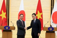 Le Président vietnamien, Vo Van Thuong, et le Premier ministre japonais, Kishida Fumio, lors de la conférence de presse. Photo : VNA.