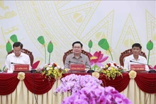 Le Président de l'Assemblée nationale (AN), Vuong Dinh Huê, assiste à la conférence annonçant la planification de la province de Soc Trang pour la période 2021 - 2030, avec une vision pour 2050. Photo: VNA.