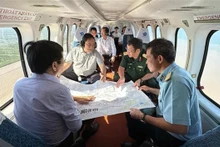 Le Premier ministre Pham Minh Chinh examine la situation de l'érosion du littoral dans des provinces du delta du Mékong. Photo: VNA.
