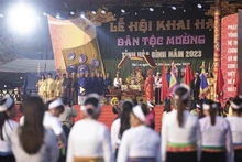 La cérémonie d'ouverture de la fête Khai ha (descente au champ) 2023 dans la province de Hoa Binh. Photo : VNA.
