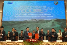 La cérémonie de signature de l'accord pour développer un projet de centrale éolienne dans la province laotienne de Savannakhet. Photo : dautu.