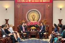 Le secrétaire du Comité du parti de Hô Chi Minh-Ville, Nguyên Van Nên (à droite), reçoit l’ambassadeur américain au Vietnam, Marc E. Knapper. Photo : PLO.