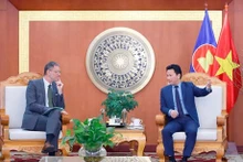 Le ministre des Ressources naturelles et de l'Environnement, Dang Quôc Khanh (à droite) et l'ambassadeur de France au Vietnam, Olivier Brochet. Photo : VNA.