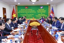 Le Président de l'AN du Vietnam Vuong Dinh Huê s’est entretenu le 19 novembre à Phnom Penh avec le Président de l’AN du Cambodge Samdech Heng Samrin. Photo : VNA