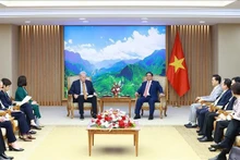 Le Premier ministre Pham Minh Chinh (droite) et Richard W. Smith, PDG du groupe FedEx Express. Photo : VNA.
