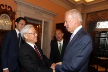 Le Secrétaire général du PCV Nguyên Phu Trong serre la main du Vice-Président américain Joe Biden lors de sa visite officielle aux États-Unis en 2015. Photo : VNA.