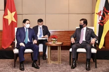 Le Premier ministre Pham Minh Chinh rencontre le sultan de Brunei Darussalam, Haji Hassanal Bolkiah, en marge de la réunion des dirigeants de l'ASEAN en avril 2021. Photo : VOV.