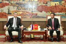 Le président du Comité populaire de la ville de Hai Phong et le gouverneur de la province de Vladimir lors de la réunion de travail. 
