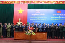 Signature du procès-verbal de coopération entre Quang Binh et Savannakhet. Photo : thoidai.com.vn
