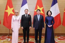 Le président de la République, Luong Cuong, et son épouse, le président français, Emmanuel Macron, et son épouse. Photo : VNA. 