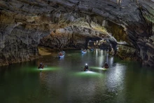 Des touristes visitent la grotte de Phong Nha. Photo : baovanhoa.com.vn