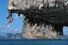 Escalade dans la baie de Ha Long. Photo : bestpricetravel