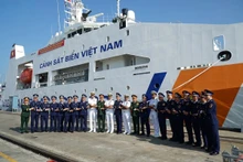 La délégation des garde-côtes vietnamiens conduite par le colonel Nguyen Minh Khanh, vice-commandant et chef d’état-major du Commandement de la zone 3 des garde-côtes vietnamiens, a effectué une visite de travail auprès de la zone 4 du Commandement occidental des forces de protection des côtes indiennes, à Kochi, Kerala. Photo : VOV.