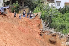 Des experts japonais inspectent un site de glissements de terrain à Dà Lat. Photo : NDEL. 