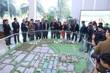 La Présidente singapourienne, Halimah Yacob, s'informe du modèle du parc industriel VSIP Bac Ninh. Photo: VNA