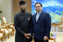 Le Premier ministre Pham Minh Chinh (à droite) et le Vice-Président nigérien, Yemi Osinbajo, à Hanoi, le 5 décembre. VNA.