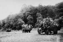 Des unités d'infanterie mécanisées accélèrent le transport des soldats vers Diên Biên Phu. Photo : VNA. 