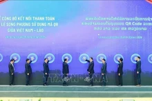 La cérémonie de lancement du service bilatéral de connexion de paiement de détail via code QR entre le Vietnam et le Laos. Photo : VNA