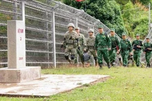 Les gardes-frontières de la province de Diên Biên et celles de la zone Meng Zi (Chine) mènent une patrouille bilatérale. Photo : VNA. 