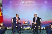 Le ministre des Affaires étrangères, Bùi Thanh Son (à gauche), a eu, ce mardi, 11 juillet, à Jakarta en Indonésie, un échange avec le Secrétaire général de l’ASEAN, Kao Kim Hourn. Photo : VNA