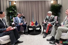 Le vice-ministre vietnamien de la Defense, général de corps d'armée Hoàng Xuân Chiên (à gauche) et Robert Brieger, Président de la Commission militaire de l'Union européenne. Photo : VNA.